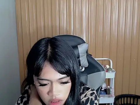 Snapshot of urcurlydiva chatting on 04.15.26 urcurlydiva online show from 04.15.26