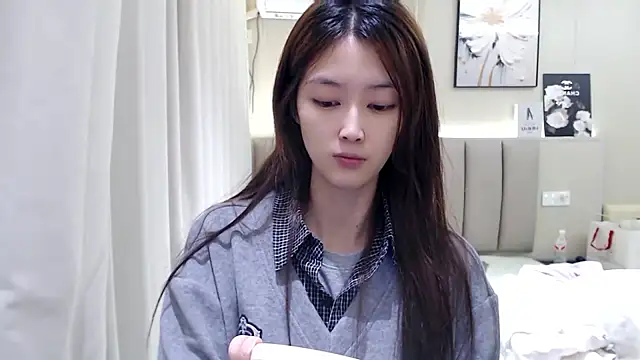 Snapshot of Mimi-cnbaby chatting on 10.28.25 Mimi-cnbaby online show from 10.28.25