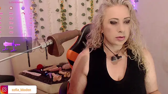 Snapshot of sofiacurvy_45 chatting on 05.20.26 sofiacurvy 45 online show from 05.20.26