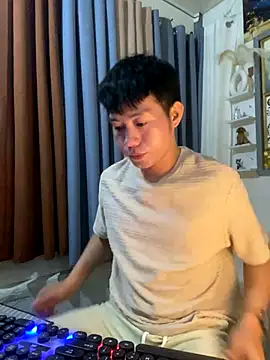 xshyboyx online show from 12.02.25