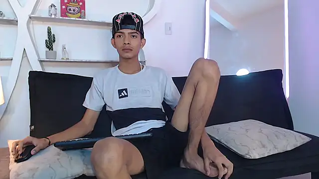 Snapshot of PRETTY_SEX1 chatting on 10.20.25 PRETTY SEX1 online show from 10.20.25