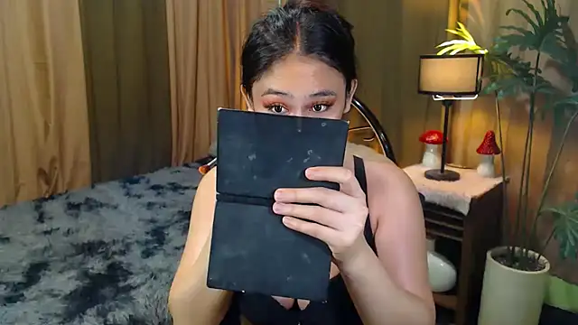 Snapshot of MALICIOUS_EVA chatting on 11.05.25 MALICIOUS EVA online show from 11.05.25