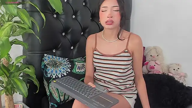 Snapshot of Britney_Rose chatting on 10.30.25 Britney Rose online show from 10.30.25