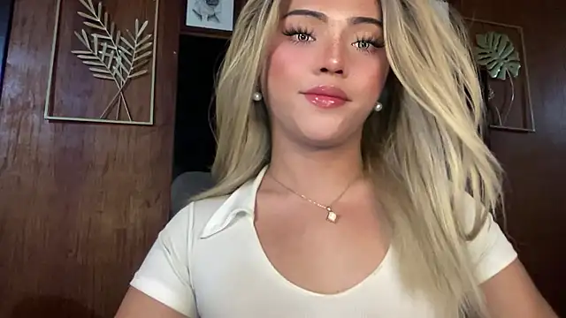 Snapshot of calimonroe chatting on 01.08.26 calimonroe online show from 01.08.26