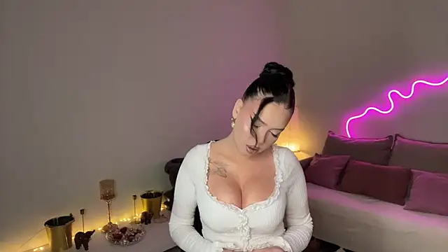 Snapshot of mistress_of_hearts chatting on 05.22.26 mistress of hearts online show from 05.22.26