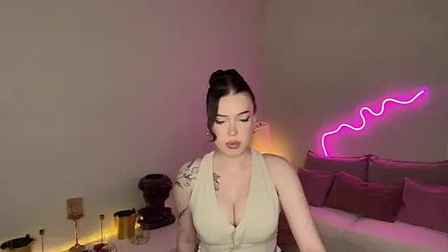 Snapshot of mistress_of_hearts chatting on 06.14.26 mistress of hearts online show from 06.14.26