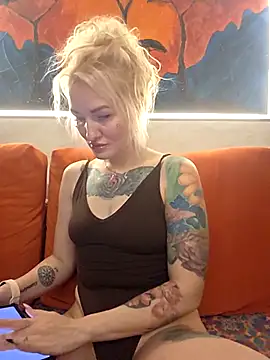 Snapshot of KateMonroe chatting on 04.24.26 KateMonroe online show from 04.24.26