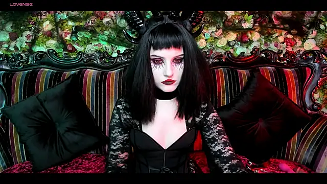 Snapshot of EllieMori chatting on 10.31.25 EllieMori online show from 10.31.25