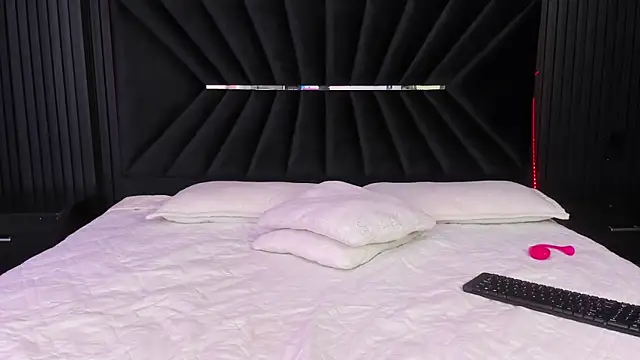 Snapshot of Bigsexxyass chatting on 10.05.25 Bigsexxyass online show from 10.05.25