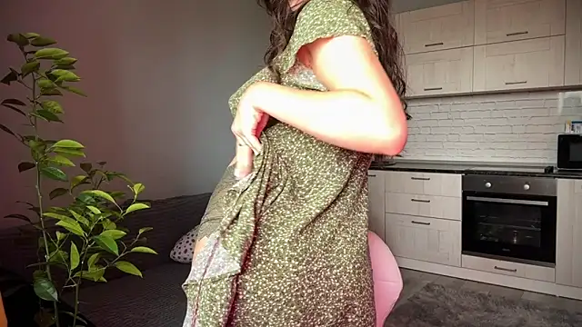 Snapshot of Luna_Raee chatting on 09.20.25 Luna Raee online show from 09.20.25