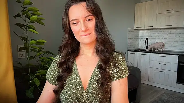 Snapshot of Luna_Raee chatting on 09.23.25 Luna Raee online show from 09.23.25