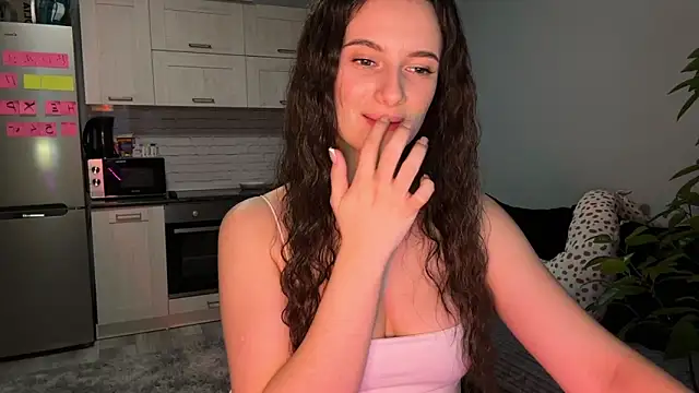 Snapshot of Luna_Raee chatting on 10.24.25 Luna Raee online show from 10.24.25