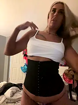 Snapshot of EllieMaeBaby chatting on 11.22.25 EllieMaeBaby online show from 11.22.25