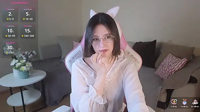 Snapshot of EsmaWonka chatting on 11.12.25 EsmaWonka online show from 11.12.25