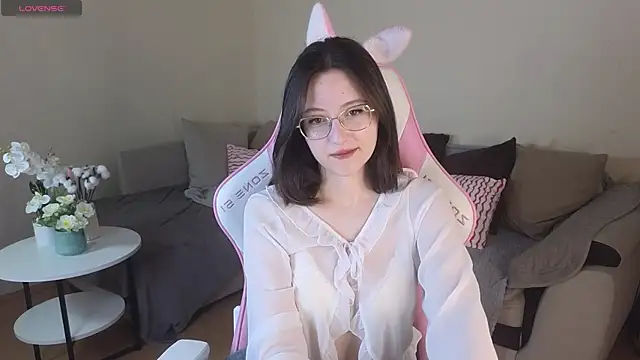 Snapshot of EsmaWonka chatting on 11.13.25 EsmaWonka online show from 11.13.25