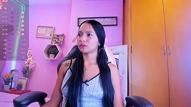 Snapshot of EmmaAnturin chatting on 11.06.25 EmmaAnturin online show from 11.06.25