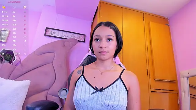 Snapshot of EmmaAnturin chatting on 11.26.25 EmmaAnturin online show from 11.26.25