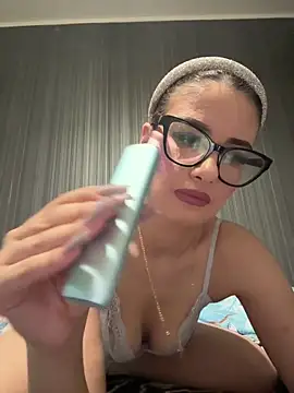 Snapshot of Larra69 chatting on 05.20.26 Larra69 online show from 05.20.26
