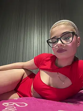 Snapshot of Larra69 chatting on 07.17.26 Larra69 online show from 07.17.26