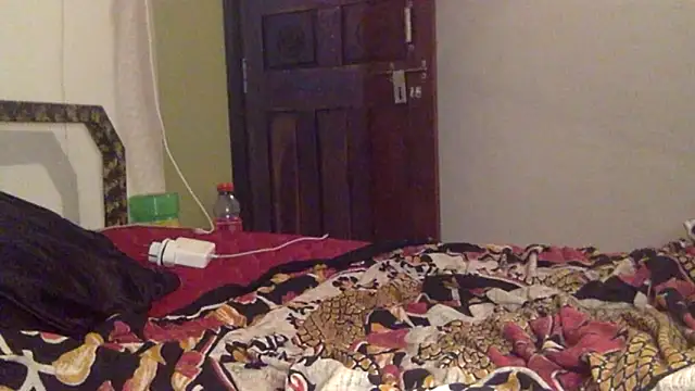 Snapshot of cymerastail chatting on 11.23.25 cymerastail online show from 11.23.25