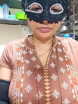 Queen Nightt online show from 11.27.25