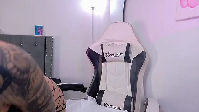 Snapshot of sara_queen10 chatting on 09.30.25 sara queen10 online show from 09.30.25