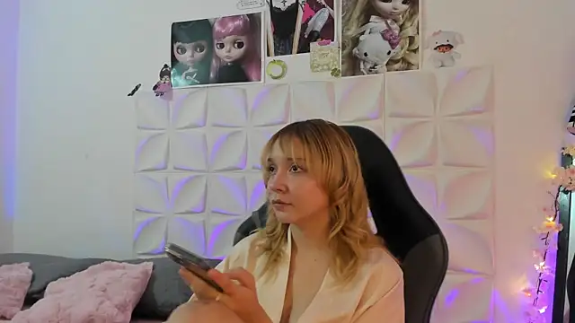 Snapshot of JuliethMoss chatting on 11.24.25 JuliethMoss online show from 11.24.25