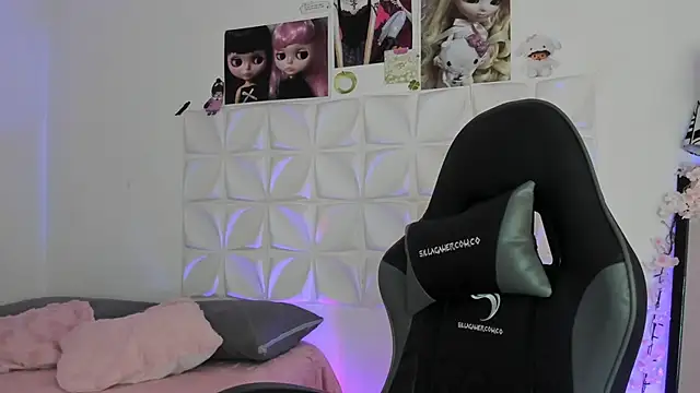 Snapshot of JuliethMoss chatting on 11.24.25 JuliethMoss online show from 11.24.25