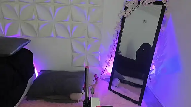 Snapshot of JuliethMoss chatting on 11.26.25 JuliethMoss online show from 11.26.25