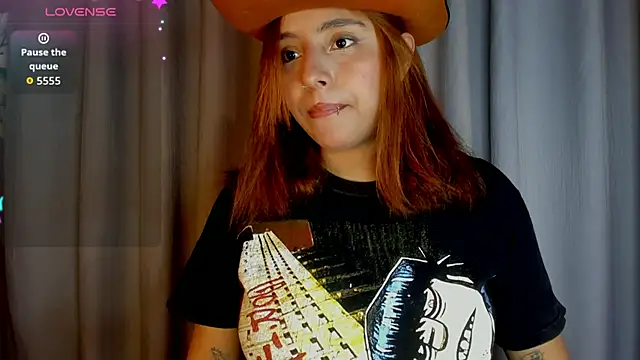 Snapshot of artemish__ chatting on 10.08.25 artemish online show from 10.08.25