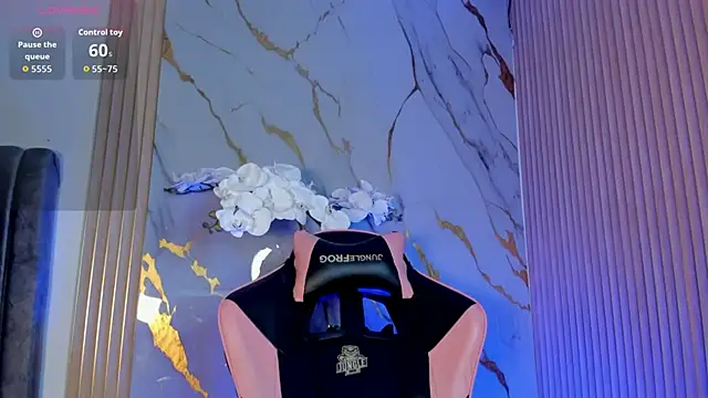 Snapshot of artemish__ chatting on 11.08.25 artemish online show from 11.08.25