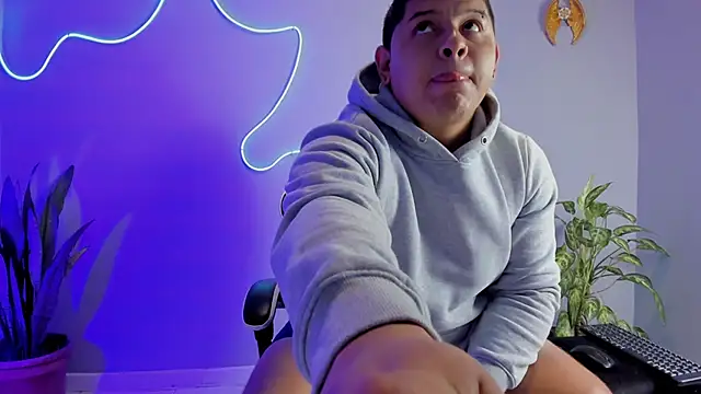 Snapshot of Maximus_Steel chatting on 10.02.25 Maximus Steel online show from 10.02.25