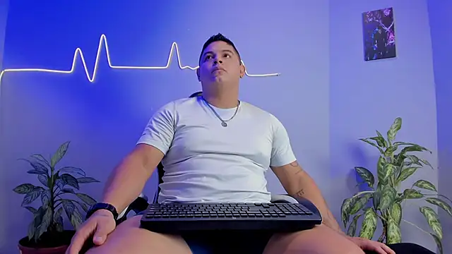 Snapshot of Maximus_Steel chatting on 11.02.25 Maximus Steel online show from 11.02.25