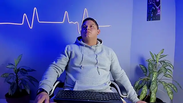 Snapshot of Maximus_Steel chatting on 11.10.25 Maximus Steel online show from 11.10.25