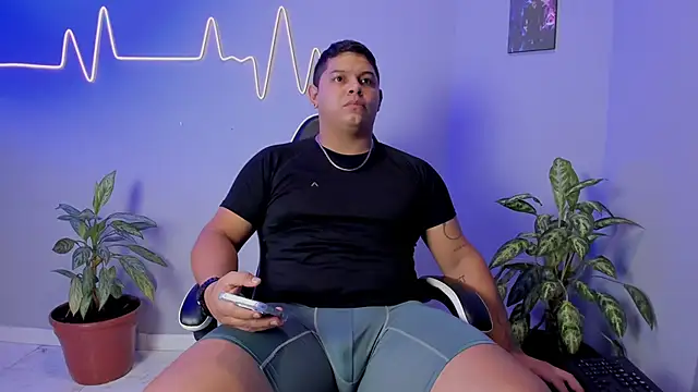 Snapshot of Maximus_Steel chatting on 11.11.25 Maximus Steel online show from 11.11.25