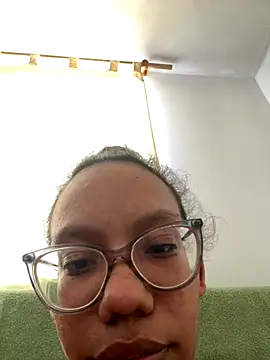 Snapshot of Valen1800 chatting on 10.17.25 Valen1800 online show from 10.17.25