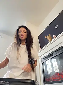 Snapshot of naughtybella05 chatting on 11.24.25 naughtybella05 online show from 11.24.25