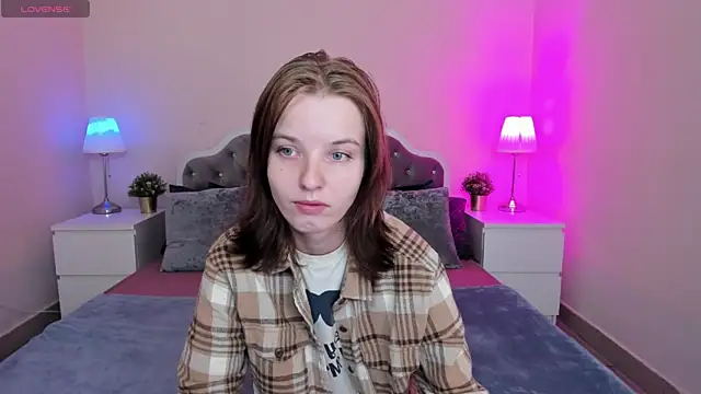 Snapshot of Madelaineses chatting on 09.13.25 Madelaineses online show from 09.13.25