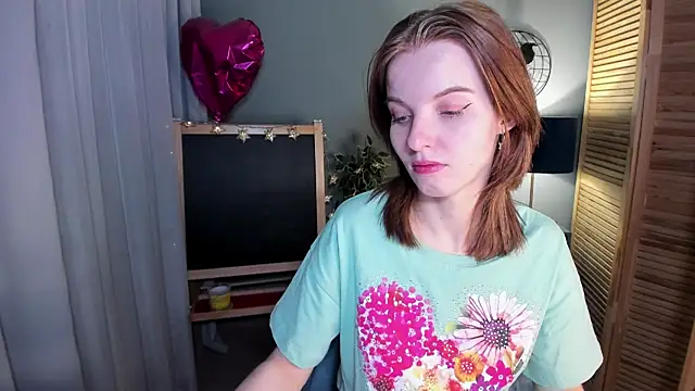 Snapshot of Madelaineses chatting on 10.11.25 Madelaineses online show from 10.11.25