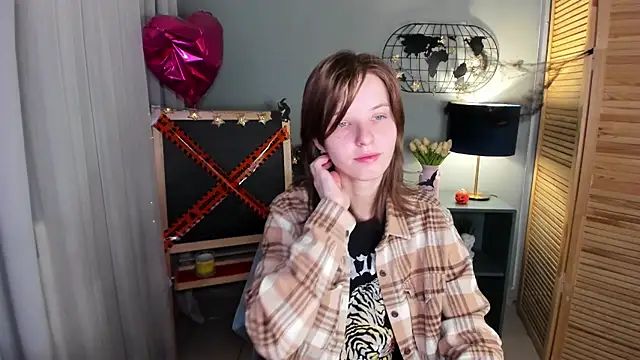 Snapshot of Madelaineses chatting on 10.21.25 Madelaineses online show from 10.21.25