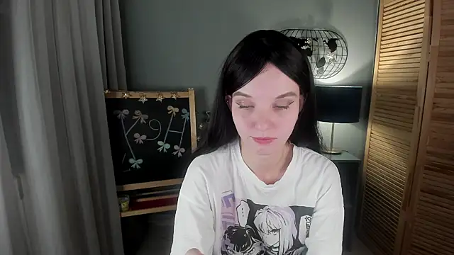 Snapshot of Madelaineses chatting on 11.19.25 Madelaineses online show from 11.19.25