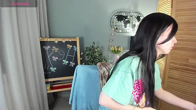 Snapshot of Madelaineses chatting on 11.29.25 Madelaineses online show from 11.29.25