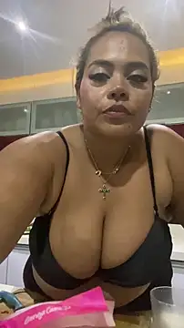 Snapshot of EmilyDuran_ chatting on 04.28.26 EmilyDuran online show from 04.28.26