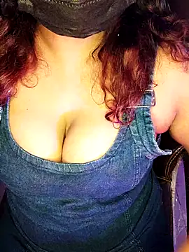 Snapshot of darling_devil chatting on 11.25.25 darling devil online show from 11.25.25