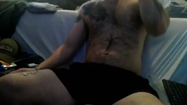 Snapshot of Luv2SuckBWC92 chatting on 11.02.25 Luv2SuckBWC92 online show from 11.02.25