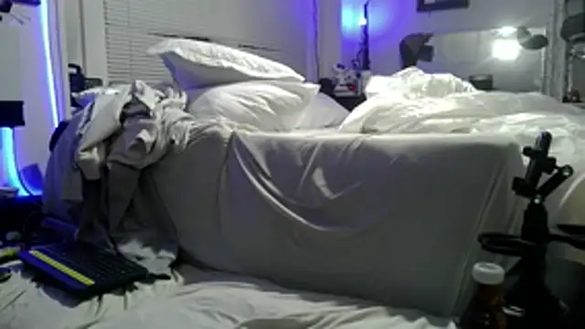 Snapshot of Luv2SuckBWC92 chatting on 11.06.25 Luv2SuckBWC92 online show from 11.06.25