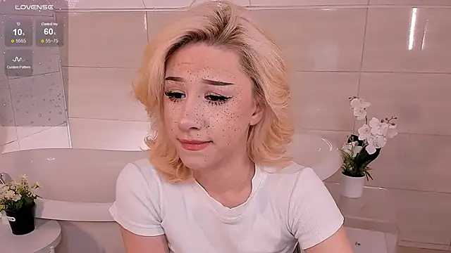 Snapshot of Necucub chatting on 09.10.25 Necucub online show from 09.10.25