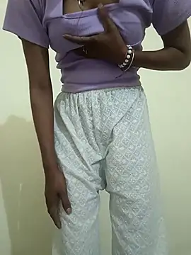 Snapshot of Alia-00 chatting on 12.04.25 Alia-00 online show from 12.04.25