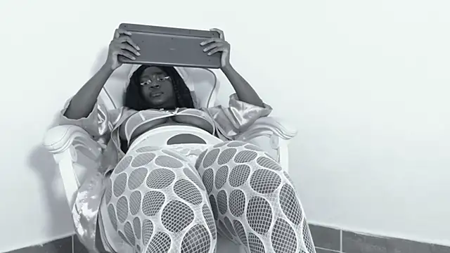 Snapshot of hoot_emily chatting on 09.12.25 hoot emily online show from 09.12.25