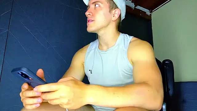 Snapshot of ALANNFERRER chatting on 04.13.26 ALANNFERRER online show from 04.13.26